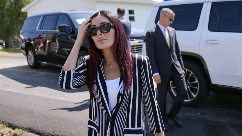 Die rechte Influencerin Laura Loomer machte sich in den sozialen Medien mit rassistischen Kommentaren und der Verbreitung von Verschwörungstheorien einen Namen. Immer wieder wurde sie im Wahlkampf 2024 an der Seite von Donald Trump gesichtet. (Foto)