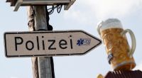 Auf dem Oktoberfest soll ein Sicherheitsmitarbeiter eine Besucherin vergewaltigt haben.