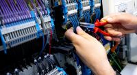Stromschlag-Gefahr! Elektroinstallationen dürfen nur vom Fachmann vorgenommen werden