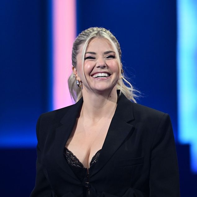 Schlager-Blondine lüftet ihren Pracht-Po im gewagten Häkel-Look