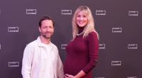 Auf dem roten Teppich des 32. Filmfestes in Hamburg präsentiert Andrea Gerhard stolz ihren Babybauch.