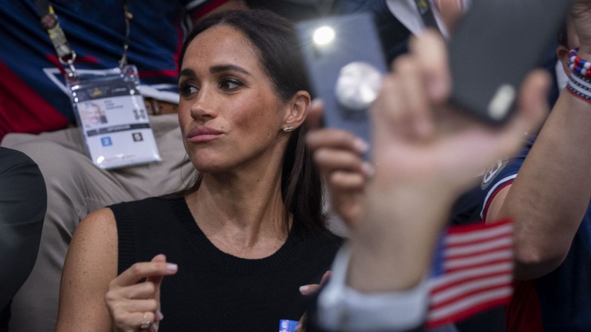 Meghan Markle soll regelmäßig aus der Haut fahren, wenn nicht alles nach ihrer Pfeife tanzt - nun wurde ein weiterer Tobsuchtsanfall der Herzogin von Sussex aufgedeckt. Meghan Markle soll regelmäßig aus der Haut fahren, wenn nicht alles nach ihrer Pfeife tanzt - nun wurde ein weiterer Tobsuchtsanfall der Herzogin von Sussex aufgedeckt. (Foto)