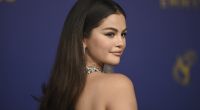 Selena Gomez stiehlt Sabrina Carpenter mit einem heißen Netz-Strip die Show.