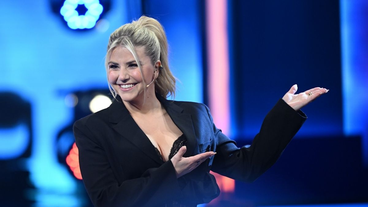 Beatrice Egli begeistert ihre Fans im Gold-Einteiler. Beatrice Egli begeistert ihre Fans im Gold-Einteiler. (Foto)