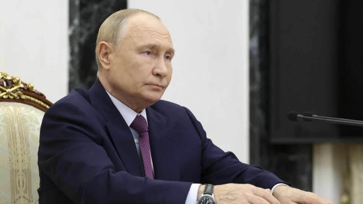 Wladimir Putins setzt im Ukraine-Krieg auch auf den Einsatz von Motorrädern. Ein neues schockierendes Video von der Front zeigt, dass diese Taktik wohl nicht von großem Erfolg gekrönt ist. Wladimir Putins setzt im Ukraine-Krieg auch auf den Einsatz von Motorrädern. Ein neues schockierendes Video von der Front zeigt, dass diese Taktik wohl nicht von großem Erfolg gekrönt ist. (Foto)