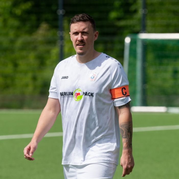 So lebt der Ex-Fußballnationalspieler mit Frau Dilara heute