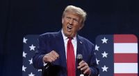 Donald Trump wurde mit einem Banner fies verspottet.