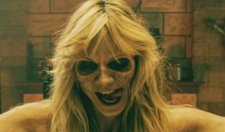 2021 fiel die Halloween-Party in New York zwar wegen der Corona-Pandemie ins Wasser. Heidi Klum präsentierte sich dafür in einem Horror-Video als blutrünstiger Zombie.