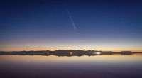 Der Komet C/2023 A3 (ATLAS-Tsuchinshan) ist kurz nach Sonnenuntergang am Himmel über dem Großen Salzsee westlich von Salt Lake City, Utah, zu sehen.
