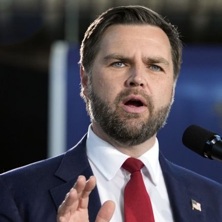 Vor laufender Kamera vergreift sich der Trump-Vize im Ton