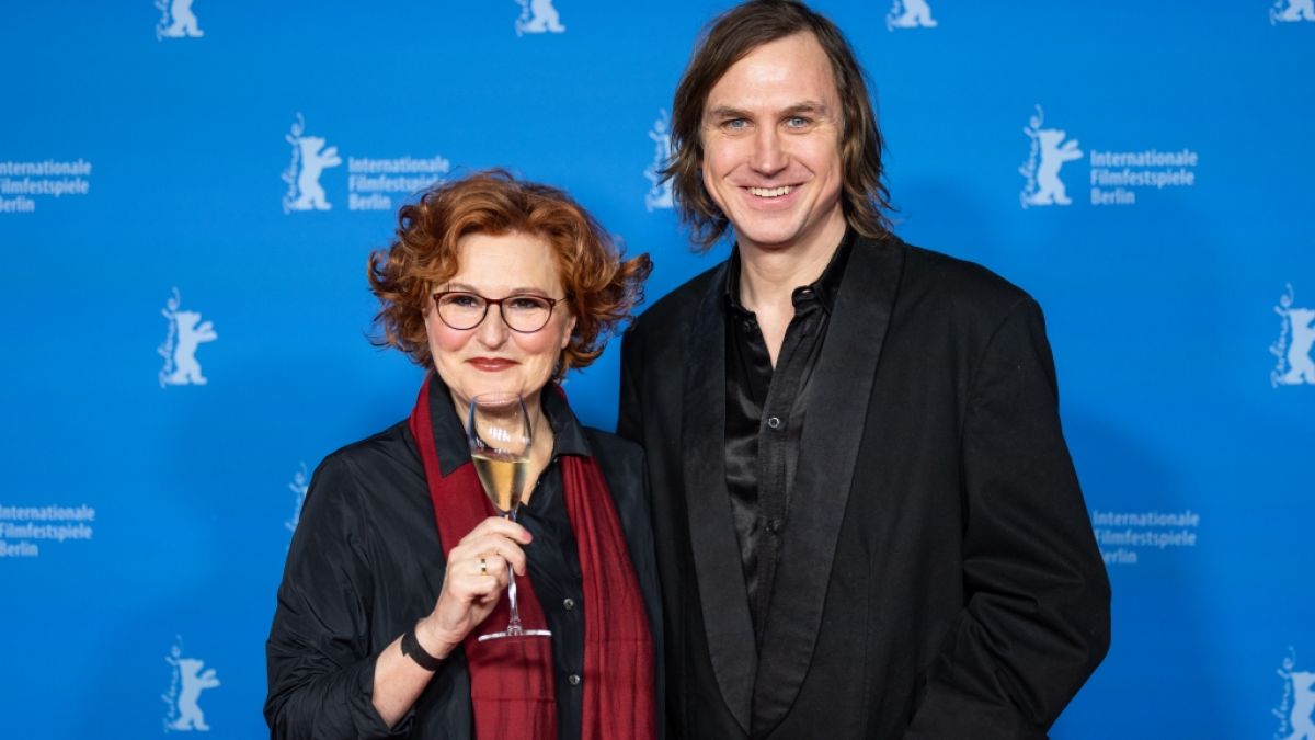 Journalistin und Podcasterin Sabine Rückert mit Schauspieler Lars Eidinger, der in den Spielfilm-Folgen von "Zeit Verbrechen" zu sehen ist. (Foto)