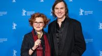 Journalistin und Podcasterin Sabine Rückert mit Schauspieler Lars Eidinger, der in den Spielfilm-Folgen von 