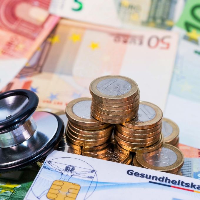 Bald 0,8 Prozent mehr? Krankenkassenbeitrag könnte 2025 explodieren