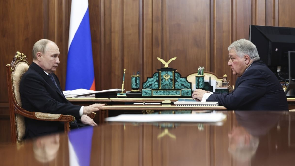 Wladimir Putin (l.) und sein Atomforschungs-Chef Michail Kowaltschuk wollen einen schnelleren Transport von Flüssiggas nach Asien. (Foto)