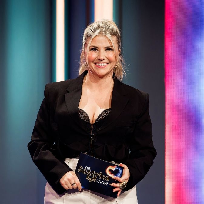 Gekonnter BH-Blitzer - Schlager-Sängerin zeigt Mega-Dekolleté