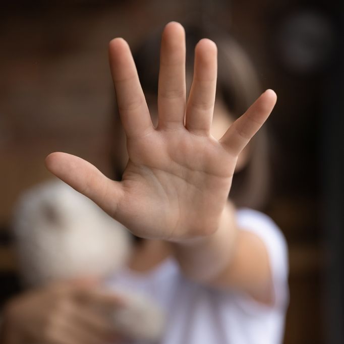 Sie klagte über starkes Bauchweh - Mann (35) schwängert Stieftochter (10)