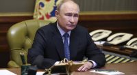 Wladimir Putin tritt in der Öffentlichkeit am liebsten als ewig jung, kerngesund und topfit auf - doch einige Symptome kann der 72-Jährige nicht verbergen.