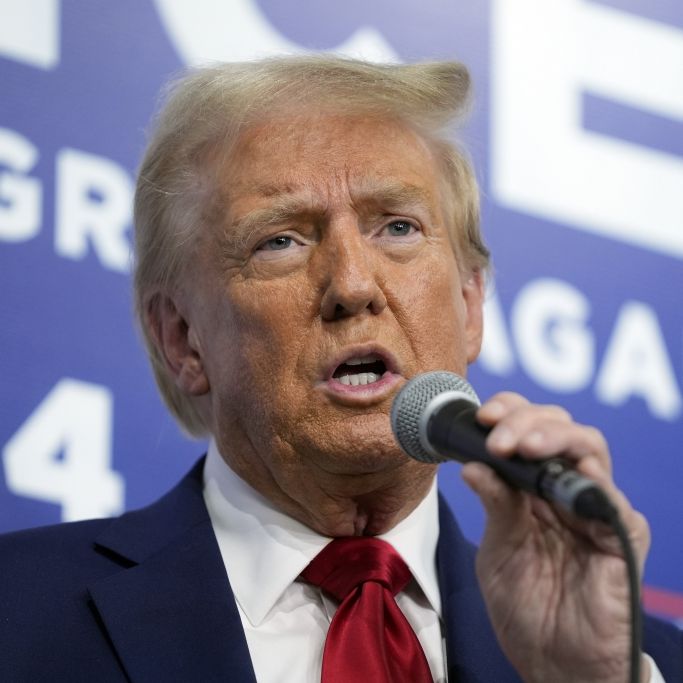 Bizarrer Auftritt wegen Mikro-Panne - Trump irrt 20 Minuten über Bühne