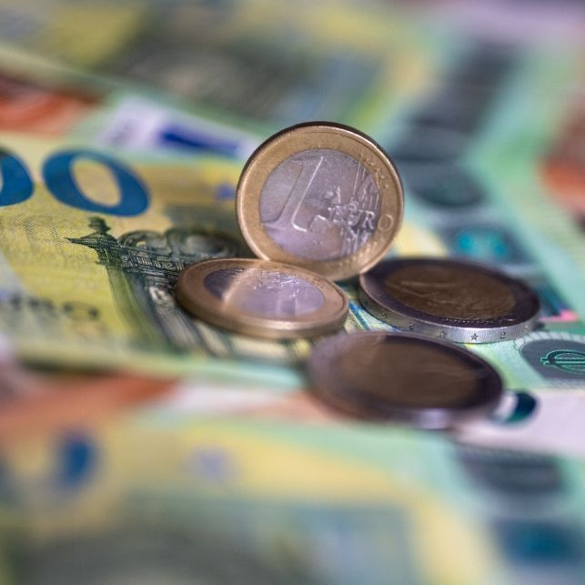 Über 80.000 Euro - Hunderttausende Beamte bekommen mehr Geld