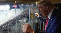 Im Wahlkampf gibt Donald Trump wirklich alles und lässt auch die Muskeln spielen.