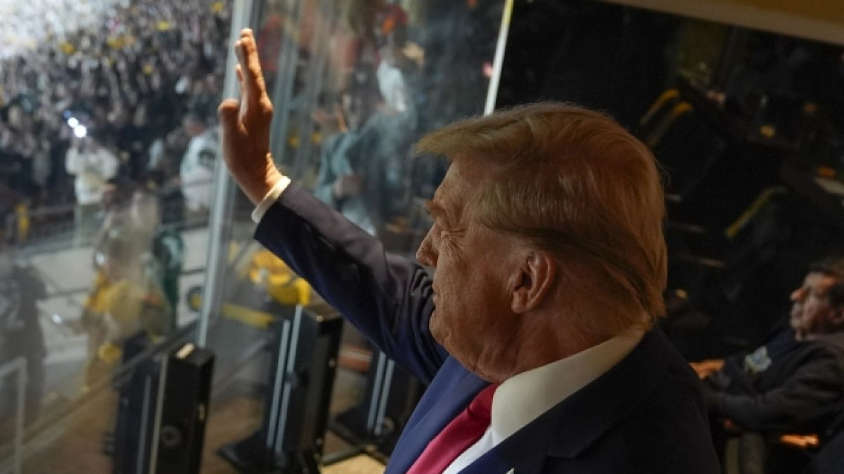 Donald Trump erwartete beim Spiel der Pittsburgh Steelers eine ganz besondere Überraschung. Donald Trump erwartete beim Spiel der Pittsburgh Steelers eine ganz besondere Überraschung. (Foto)
