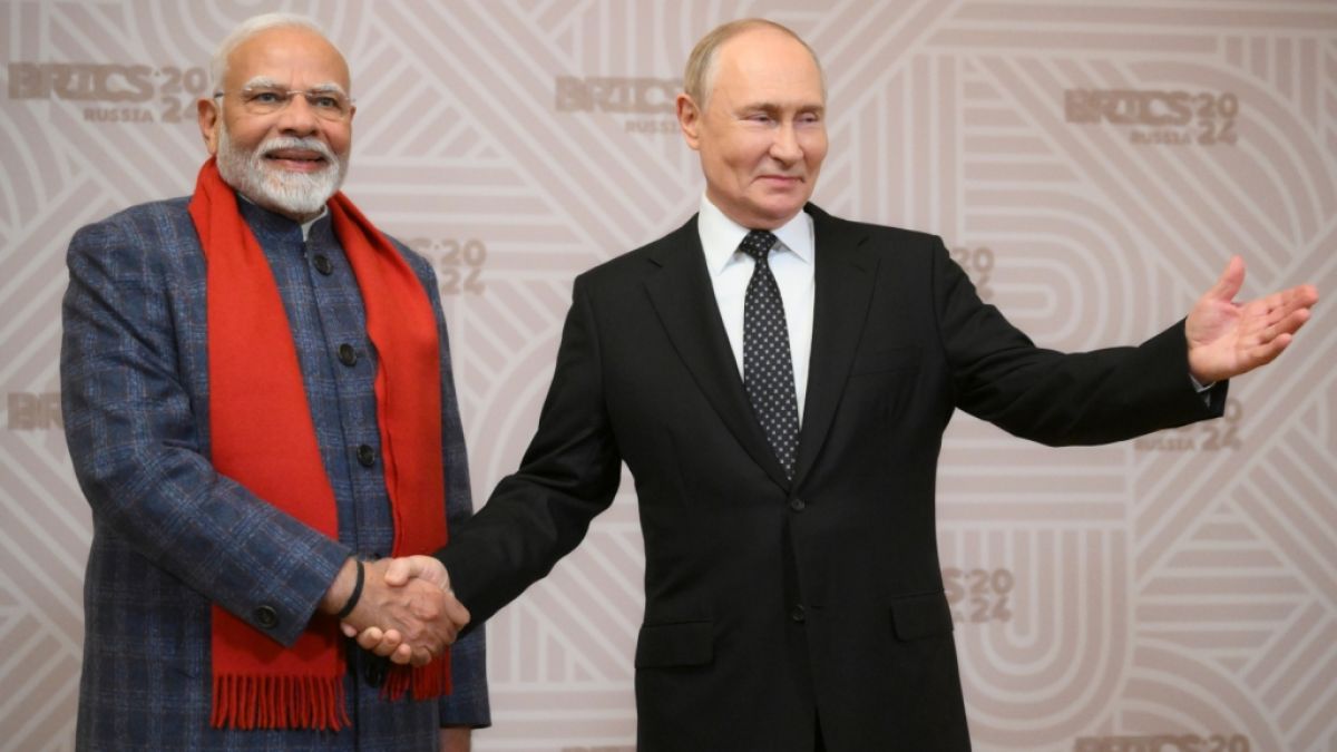 Indiens Ministerpräsident Narendra Modi wird von Wladimir Putin zum Brics-Gipfel in Kasan begrüßt. (Foto)