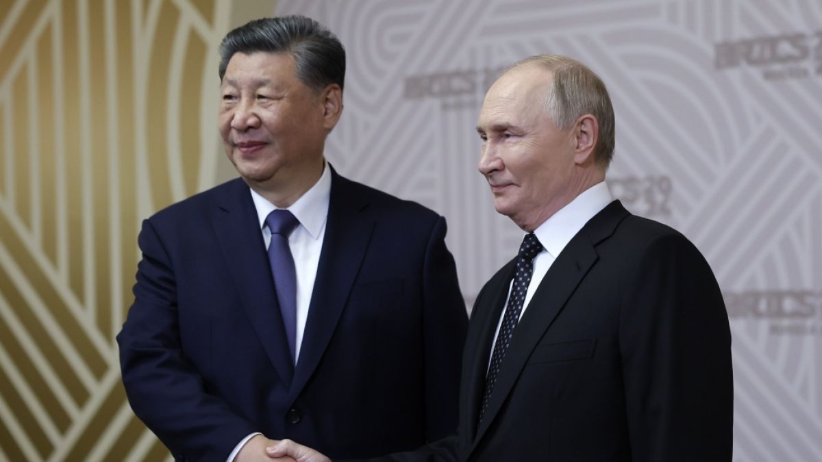 Auf seinen chinesischen Partner musste Wladimir Putin (rechts) zunächst warten. (Foto)