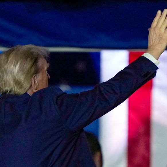 Ex-Präsident spottet im Wahlkampf über seine US-Armee