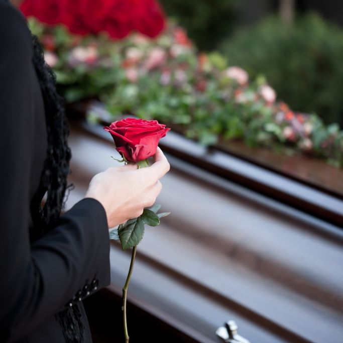 Nachrichtenmoderator mit nur 66 Jahren gestorben - Kollegen nehmen Abschied
