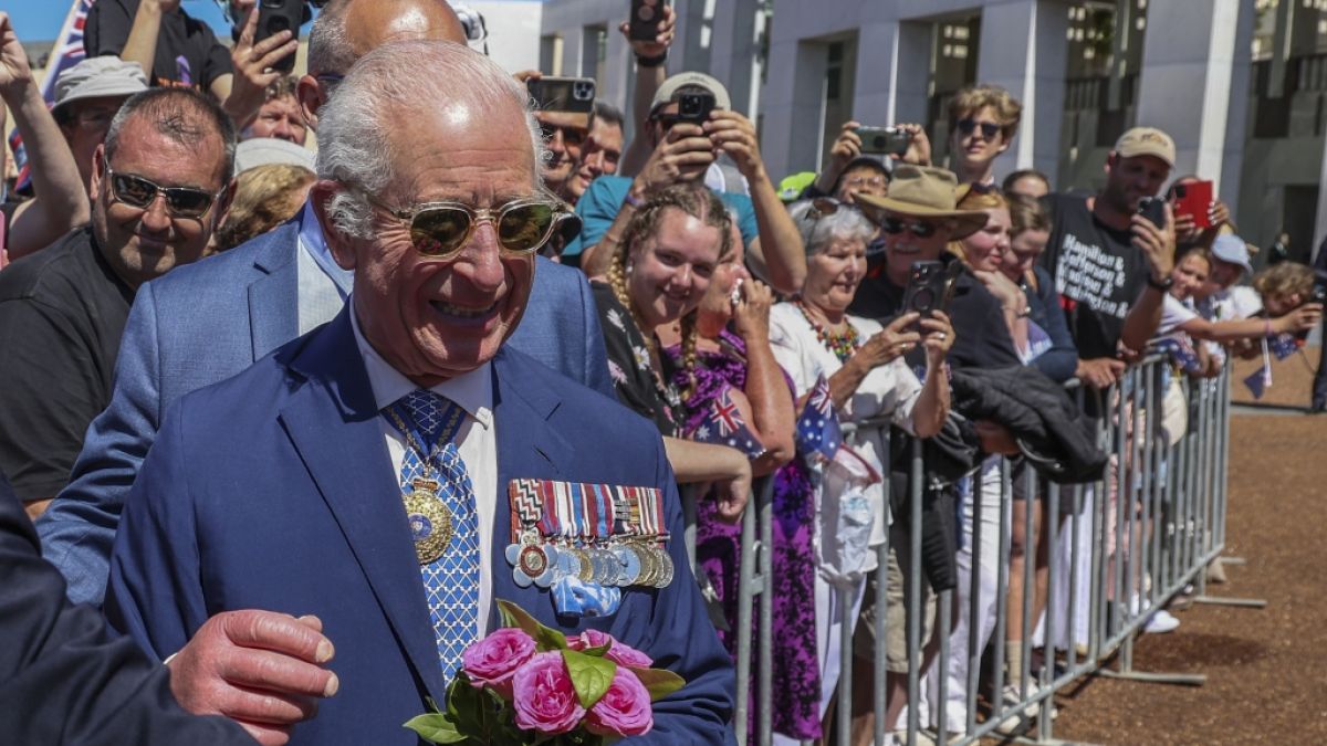 Als König Charles III. in Canberra von Schaulustigen umringt wurde, waren seine geschwollenen Finger nicht zu übersehen. Als König Charles III. in Canberra von Schaulustigen umringt wurde, waren seine geschwollenen Finger nicht zu übersehen. (Foto)