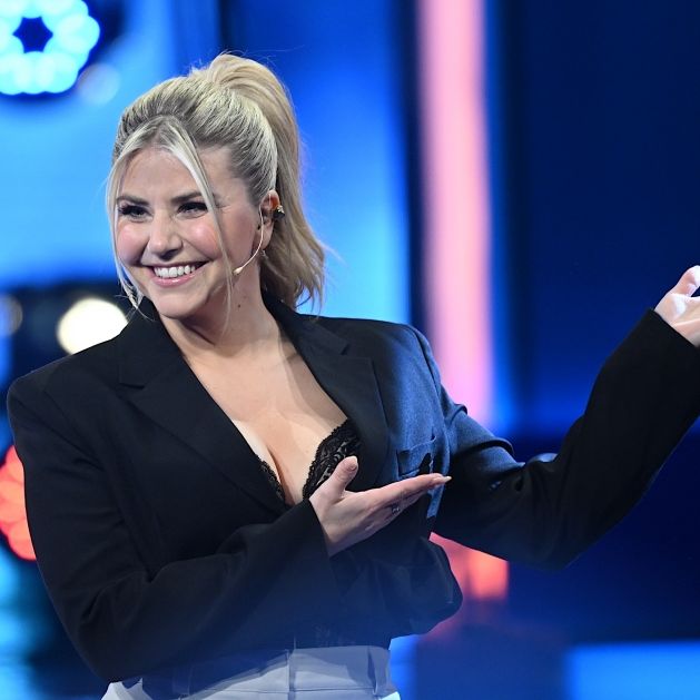 Schlagerstar lässt den BH blitzen und macht seinen Fans Lust auf mehr