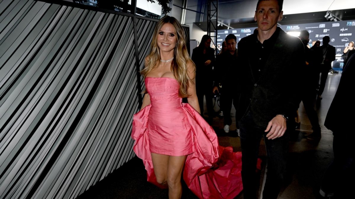 Heidi Klum erschien zum TV  Streaming Award "Blauer Panther" in einem rosafarbenen Kleid. Nach einer Schweinshaxen-Mahlzeit hatte sie Probleme beim Ausziehen. (Foto)