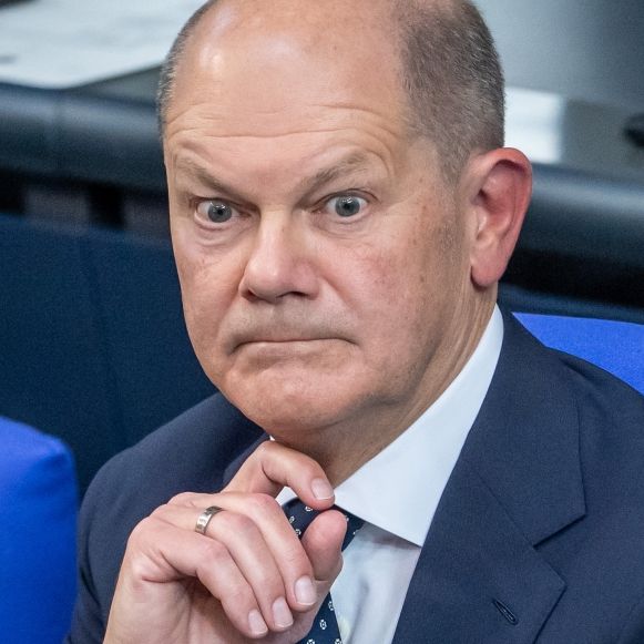 Kanzler Scholz laut Umfrage chancenlos gegen Merz