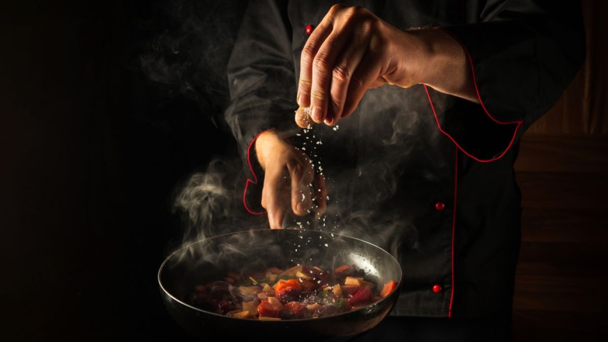 Der Hamburger Sternekoch Michael Wollenberg ist Berichten zufolge in der Türkei nach einem Unfall gestorben. (Symbolfoto) (Foto)