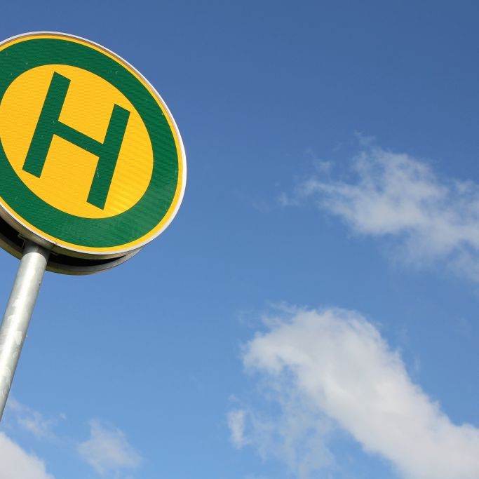 Sie wartete auf den Bus - Jugendliche (14) in Gebüsch vergewaltigt