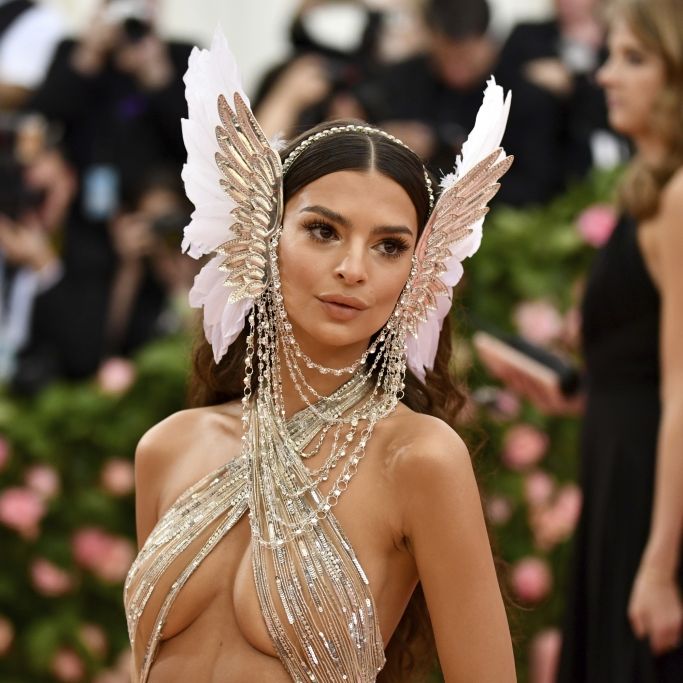Gruselig und freizügig - Emrata zeigt ihre schärfsten Halloween-Looks