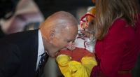 Joe Biden biss bei der Halloween-Party im Weißen Haus scherzhaft einem Baby ins Bein.