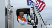 Donald Trump stieg bei seinem Wahlkampfauftritt in Wisconsin wankend in einen großen Müllwagen.