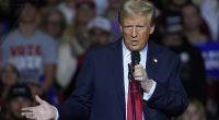 In der heißen Phase des US-Wahlkampfes leistet sich Donald Trump immer wieder Entgleisungen, die sprachlos machen - und von seinen treuen Anhängern trotzdem frenetisch gefeiert werden.