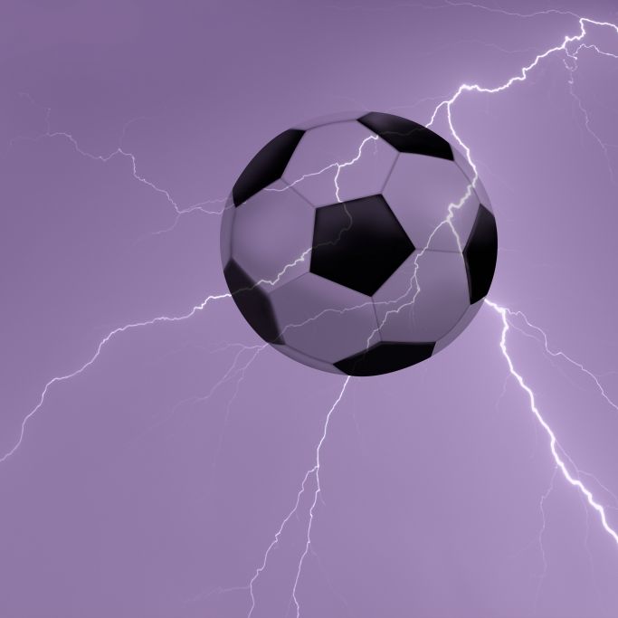 Fußballer (39) mitten auf dem Spielfeld von Blitz erschlagen