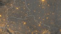 Die Nachtsatellitenansicht zeigt die Ukraine, das Schwarze Meer sowie die Grenzen.