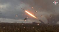 Auf diesem Foto aus einem vom Pressedienst des russischen Verteidigungsministeriums veröffentlichten Video feuert ein russischer Raketenwerfer Uragan (Hurricane) auf eine ukrainische Stellung an einem nicht näher bezeichneten Ort in der Ukraine.