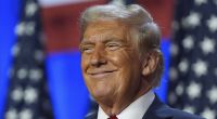 Donald Trump hat sich bei seiner Wahlparty ohne Ehefrau Melania vergnügt.