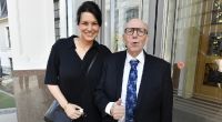 Reiner Calmund mit seiner Frau Sylvia gehen 2022 zur Verabschiedungsgala von Rudi Völler.