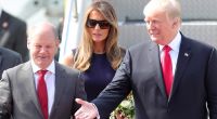Das Archivfoto zeigt Olaf Scholz gemeinsam mit Donald Trump und dessen Ehefrau Melania.