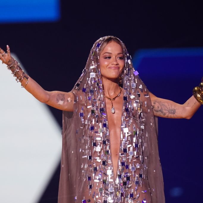 Sängerin zeigt im gewagten Hüllenlos-Dress fast zu viel