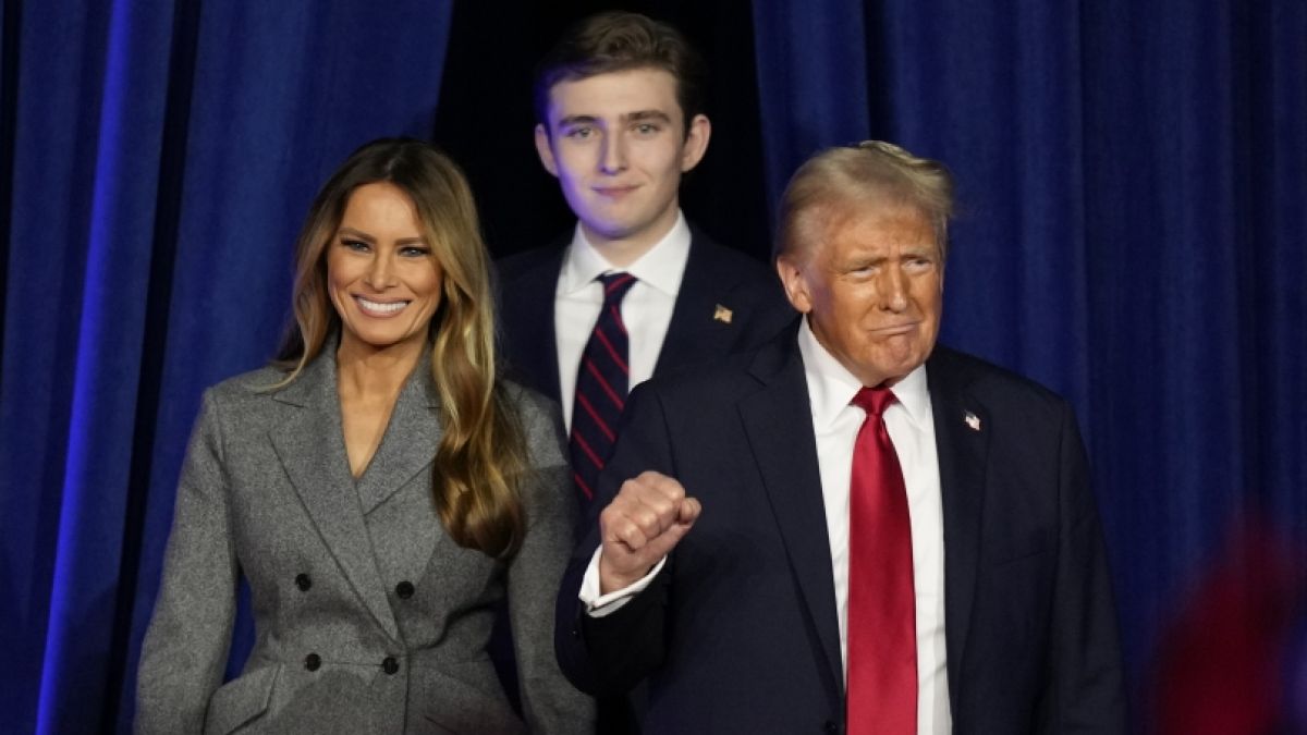 Barron Trump (M.) durfte 2024 zum ersten Mal an die Wahlurne treten. (Foto)