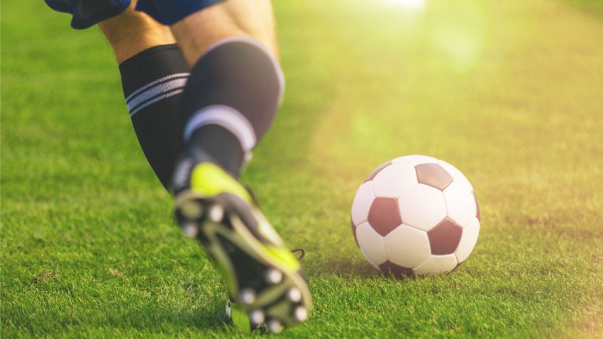 Der südamerikanische Fußball-Nationalspieler Marco Angulo ist mit nur 22 Jahren an den Folgen eines Autounfalls gestorben (Symbolfoto). (Foto)