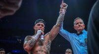 Jake Paul jubelt nach einem Sieg bei einem Boxkampf. Der Internet-Star tritt 2024 gegen Box-Legende Mike Tyson an.