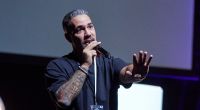 Bushido steht bei einem Live-Podcast im Admiralspalast auf der Bühne.